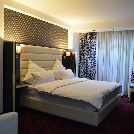 Hotel Articus ไกรโอวา ภายนอก รูปภาพ