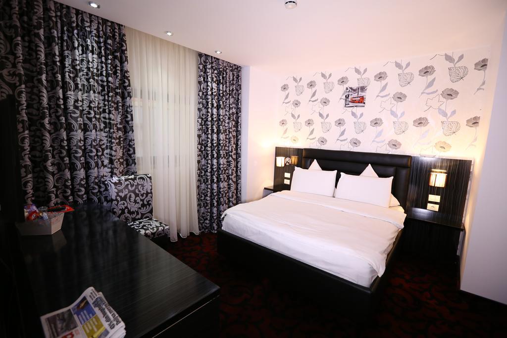 Hotel Articus ไกรโอวา ภายนอก รูปภาพ