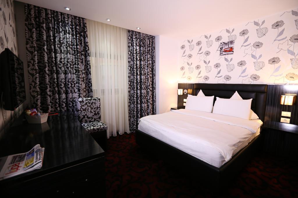 Hotel Articus ไกรโอวา ภายนอก รูปภาพ
