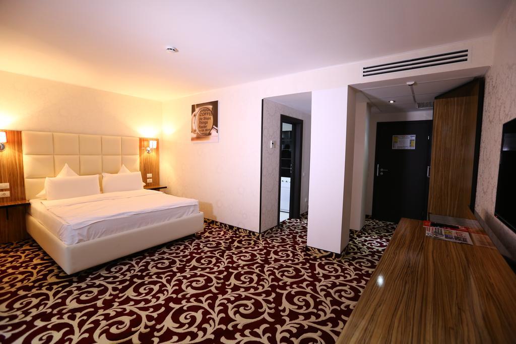 Hotel Articus ไกรโอวา ภายนอก รูปภาพ