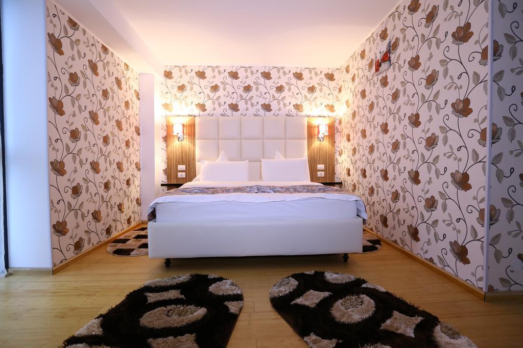Hotel Articus ไกรโอวา ภายนอก รูปภาพ