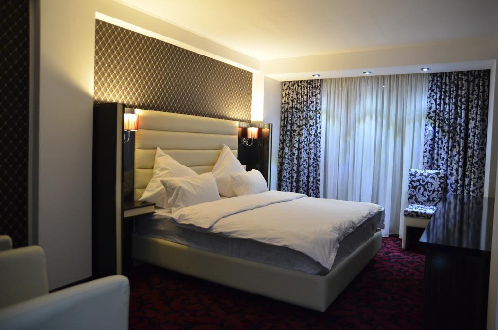 Hotel Articus ไกรโอวา ภายนอก รูปภาพ