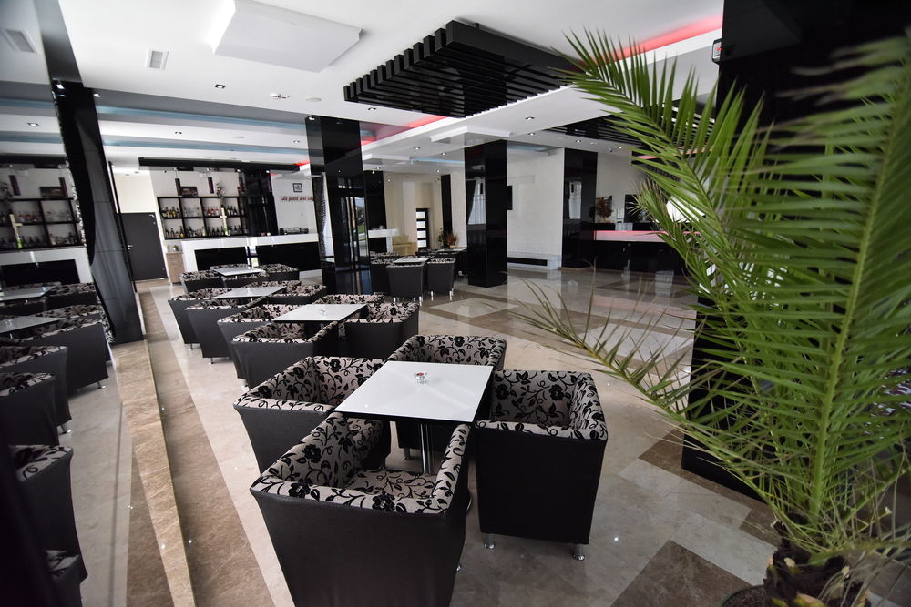 Hotel Articus ไกรโอวา ภายนอก รูปภาพ