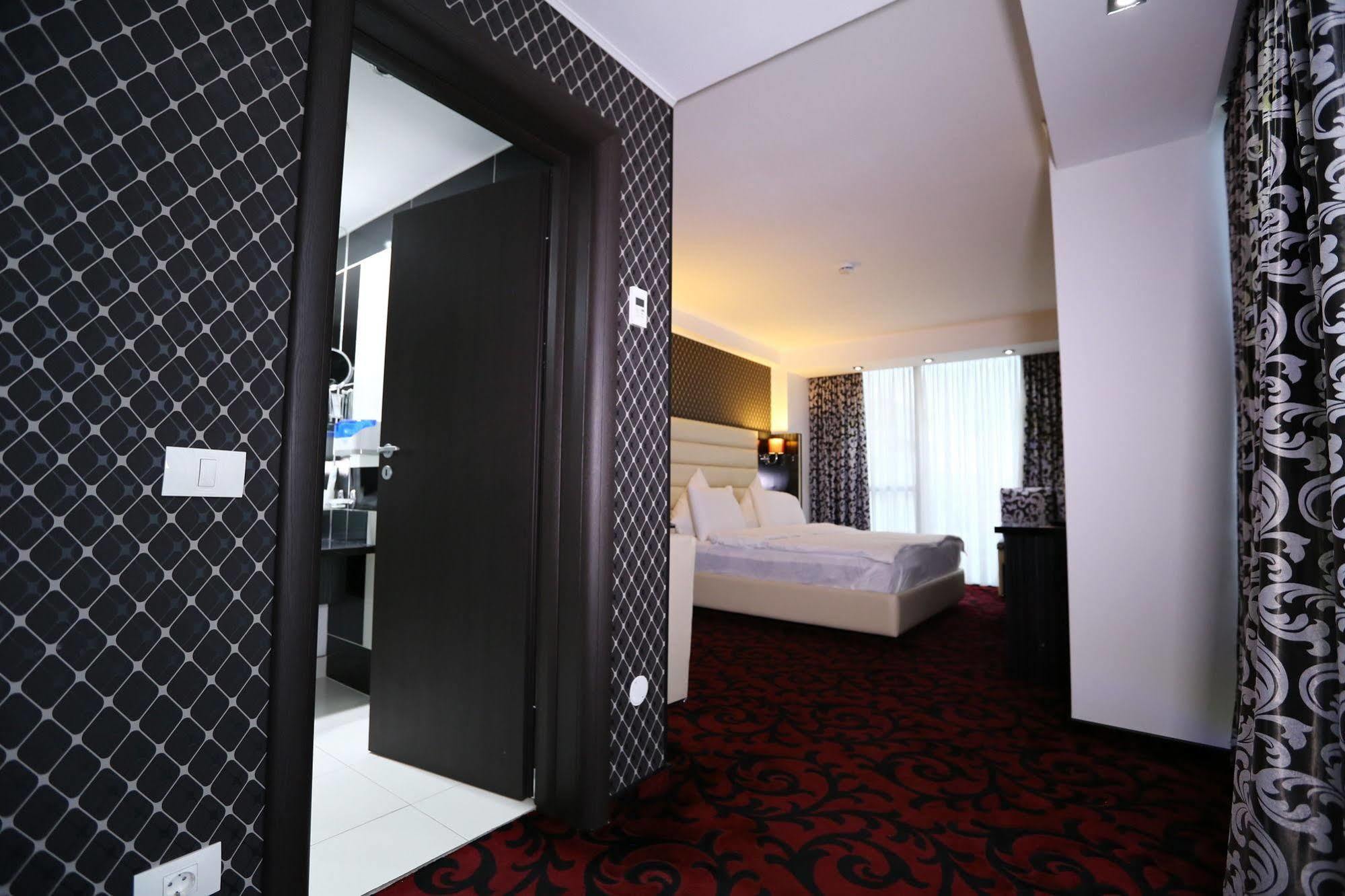 Hotel Articus ไกรโอวา ภายนอก รูปภาพ