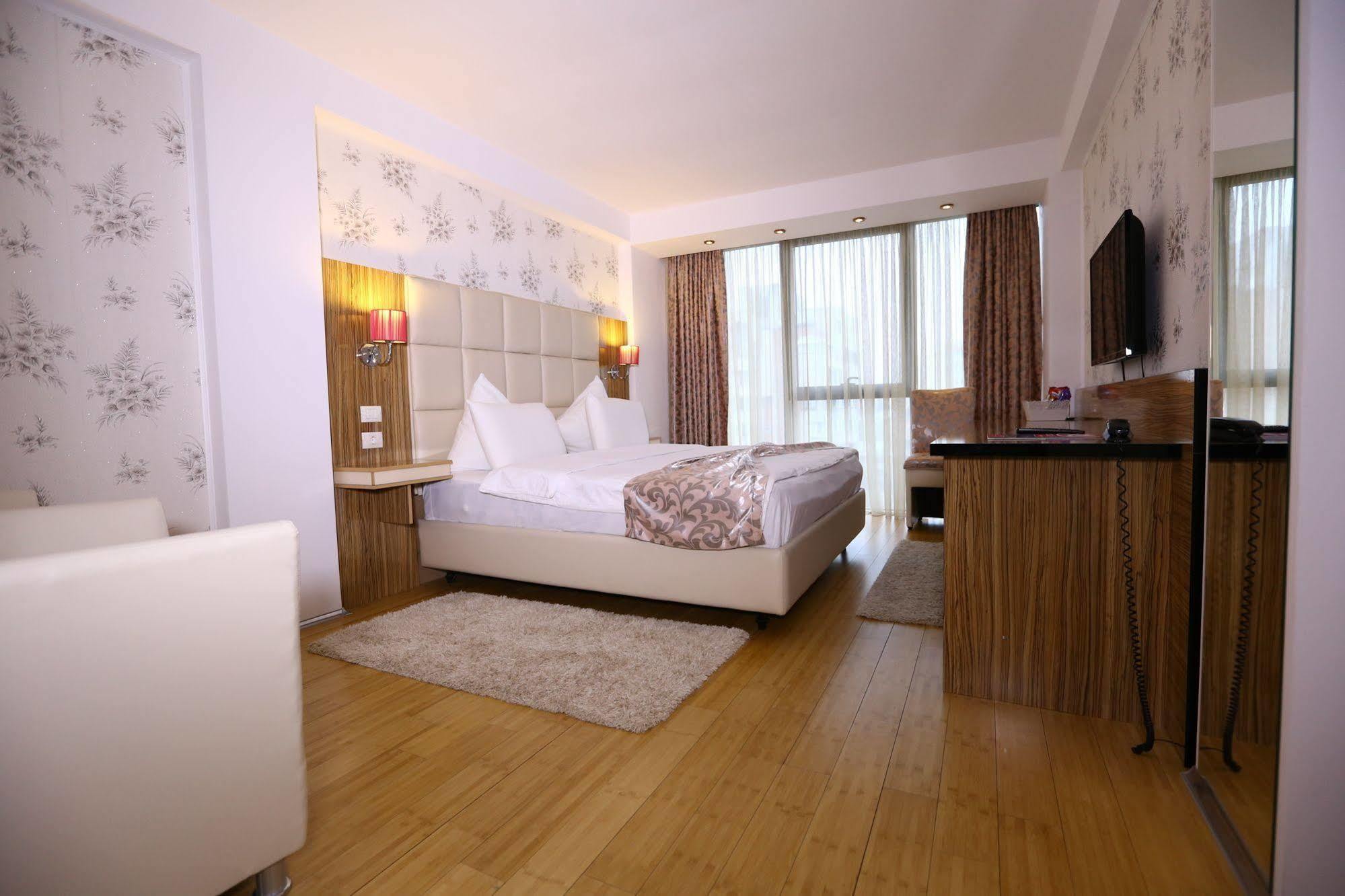 Hotel Articus ไกรโอวา ภายนอก รูปภาพ