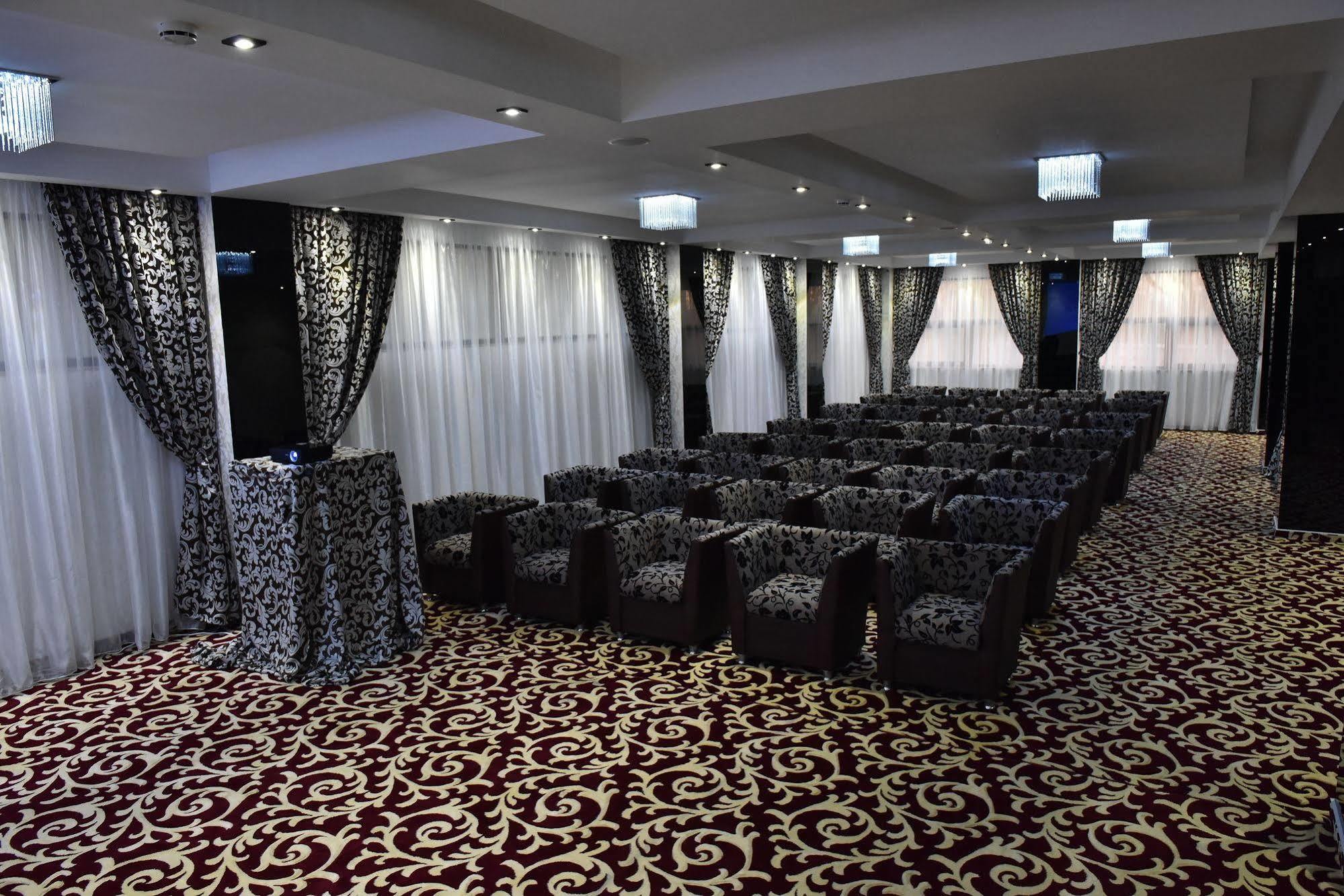 Hotel Articus ไกรโอวา ภายนอก รูปภาพ