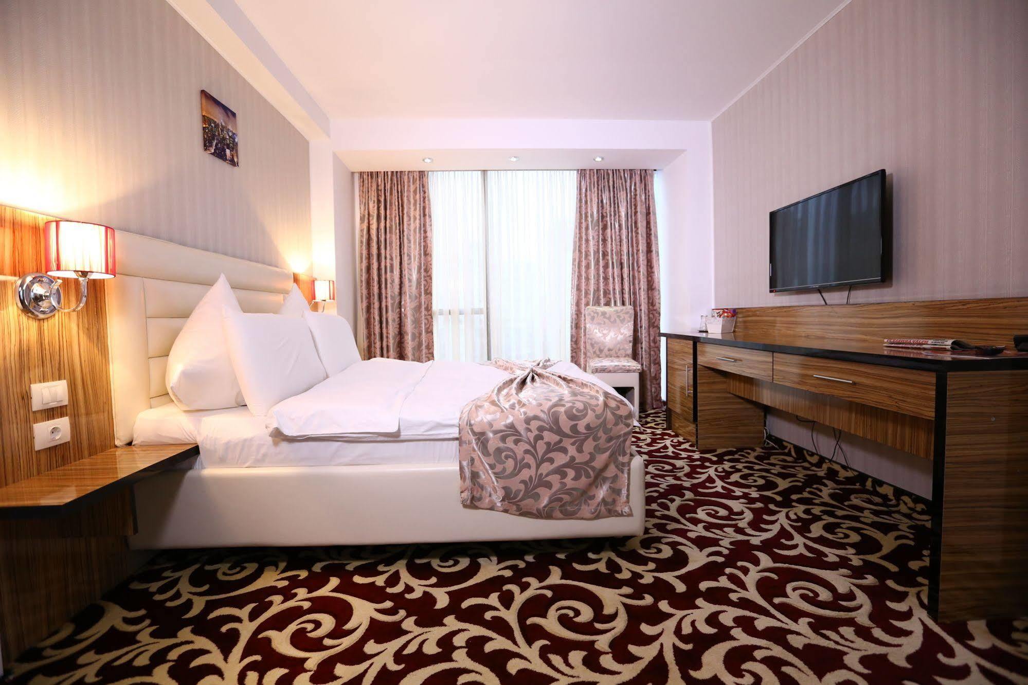 Hotel Articus ไกรโอวา ภายนอก รูปภาพ