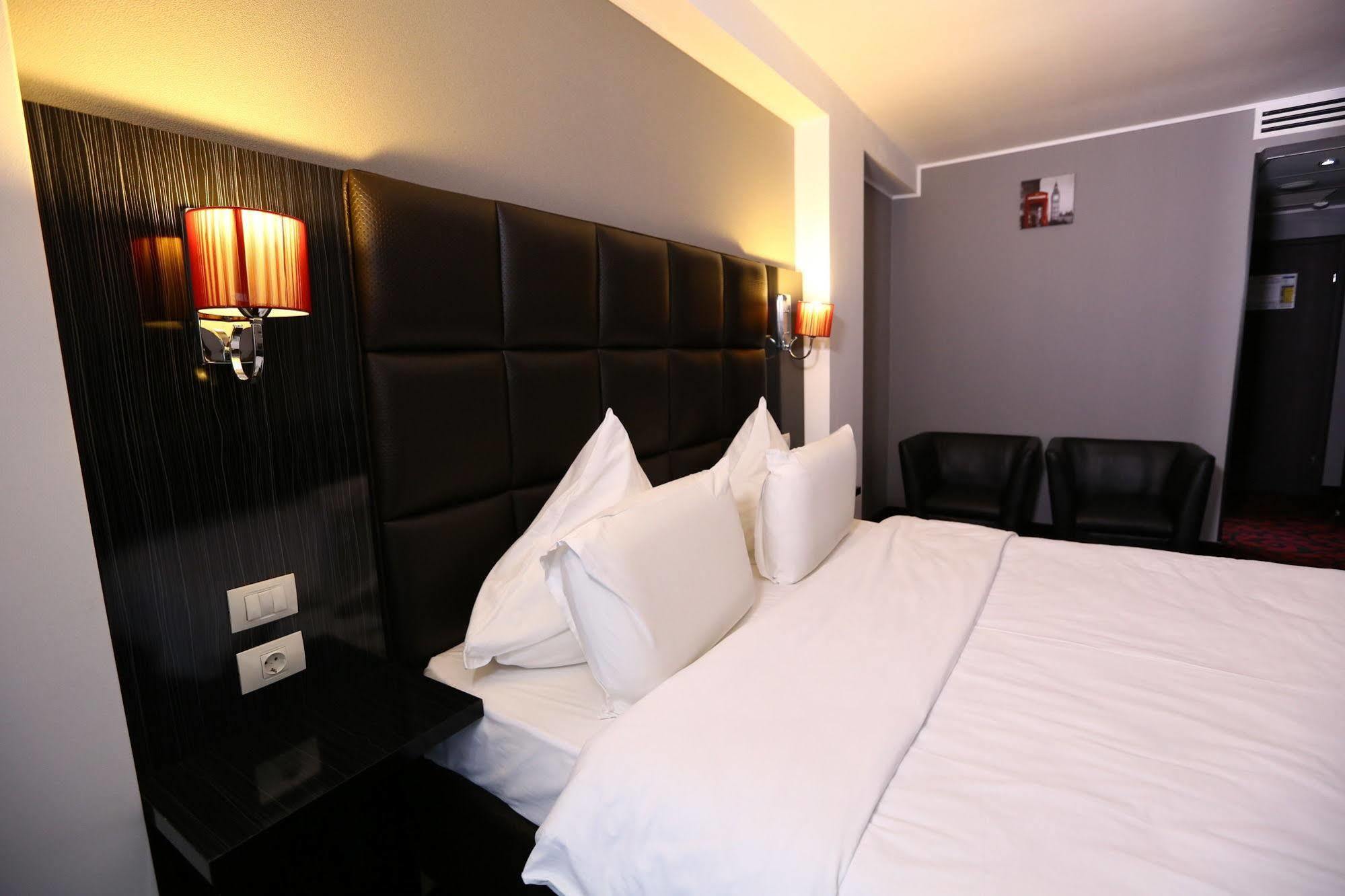 Hotel Articus ไกรโอวา ภายนอก รูปภาพ