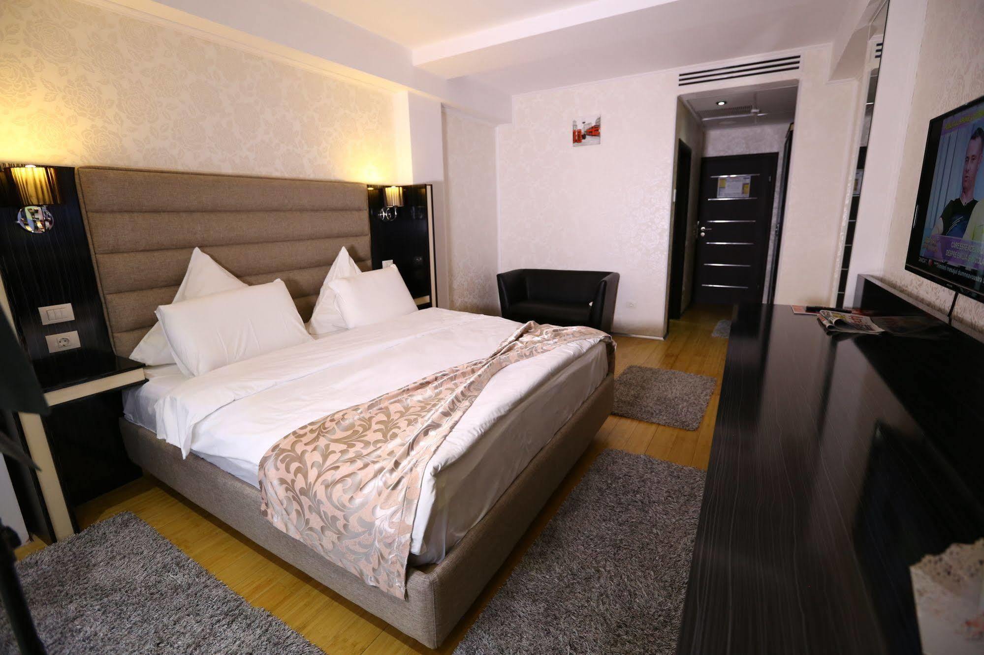 Hotel Articus ไกรโอวา ภายนอก รูปภาพ