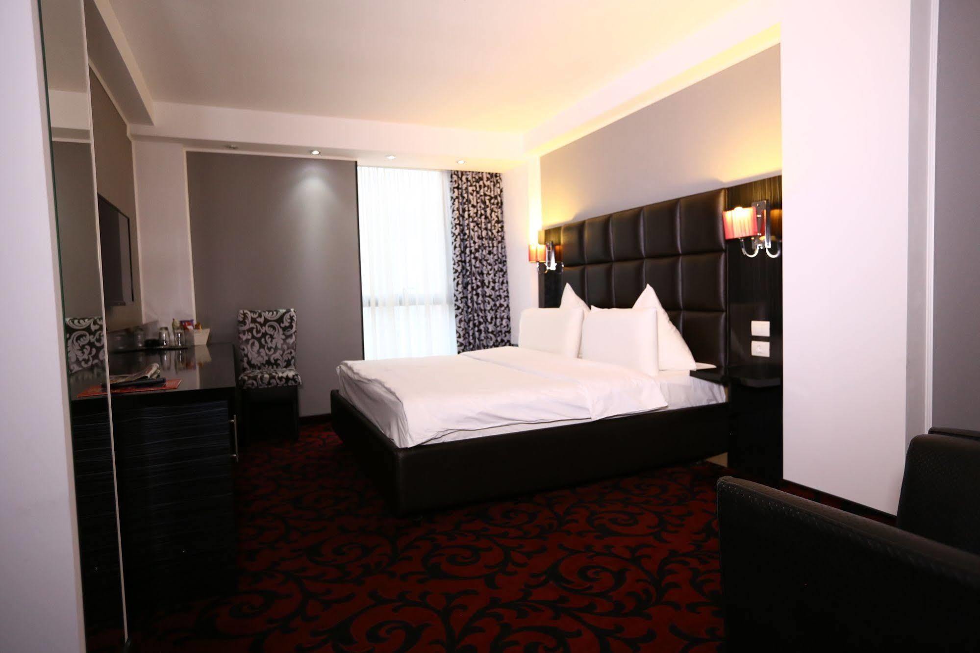 Hotel Articus ไกรโอวา ภายนอก รูปภาพ