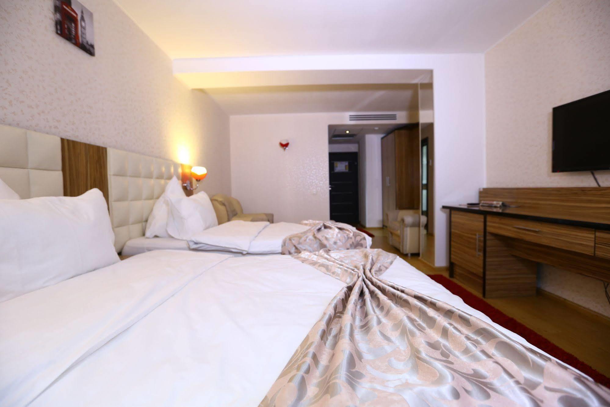 Hotel Articus ไกรโอวา ภายนอก รูปภาพ