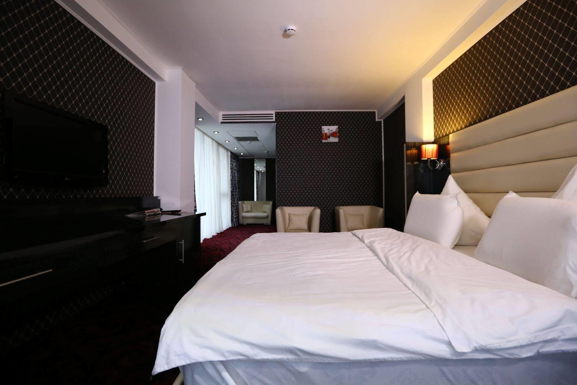 Hotel Articus ไกรโอวา ภายนอก รูปภาพ