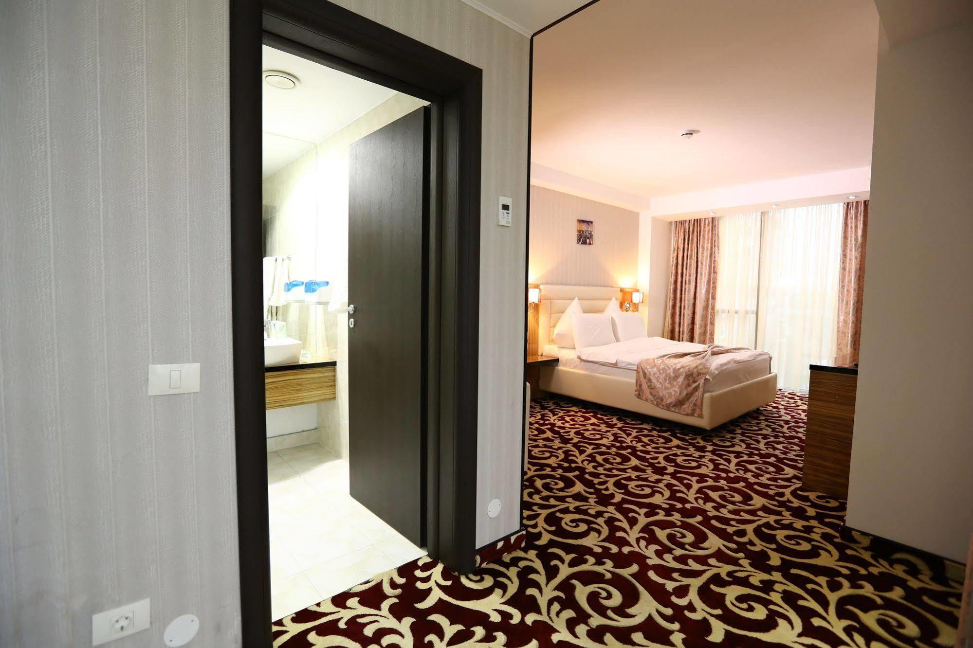 Hotel Articus ไกรโอวา ภายนอก รูปภาพ