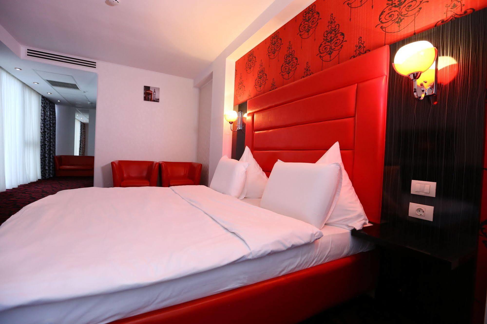 Hotel Articus ไกรโอวา ภายนอก รูปภาพ