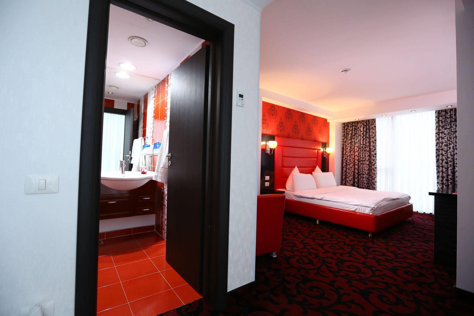 Hotel Articus ไกรโอวา ภายนอก รูปภาพ