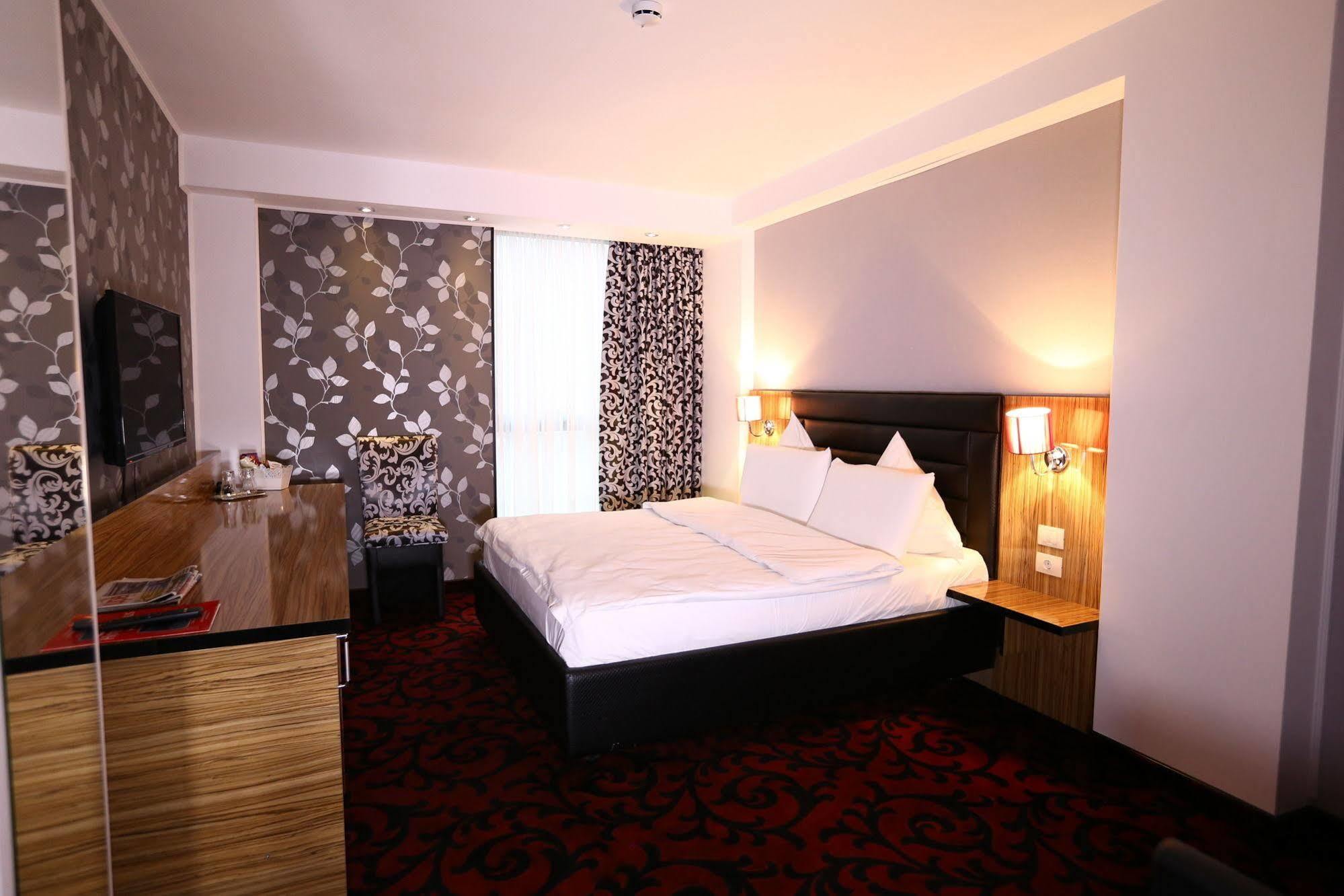 Hotel Articus ไกรโอวา ภายนอก รูปภาพ