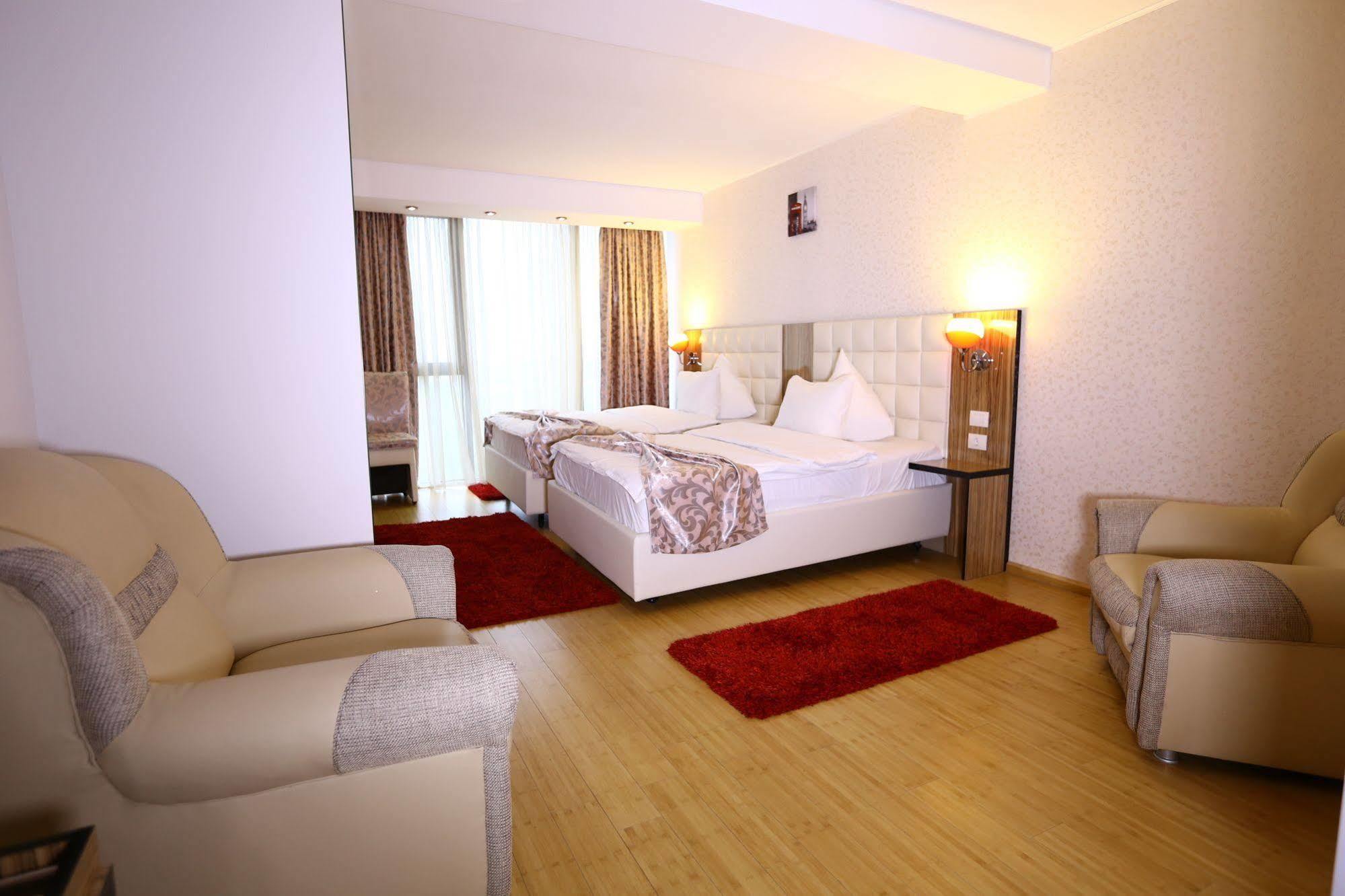 Hotel Articus ไกรโอวา ภายนอก รูปภาพ