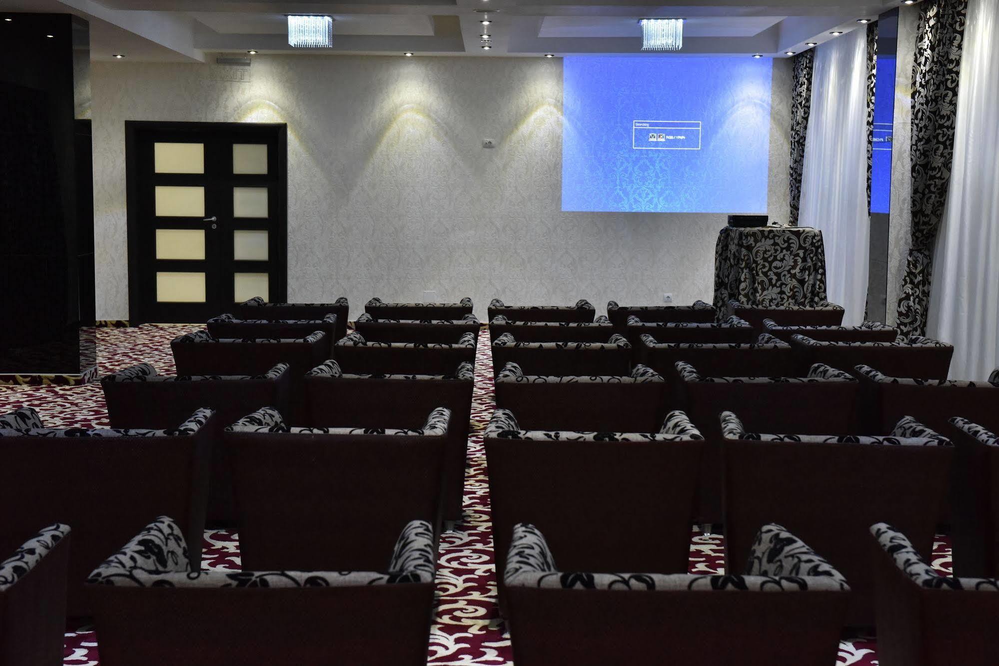 Hotel Articus ไกรโอวา ภายนอก รูปภาพ