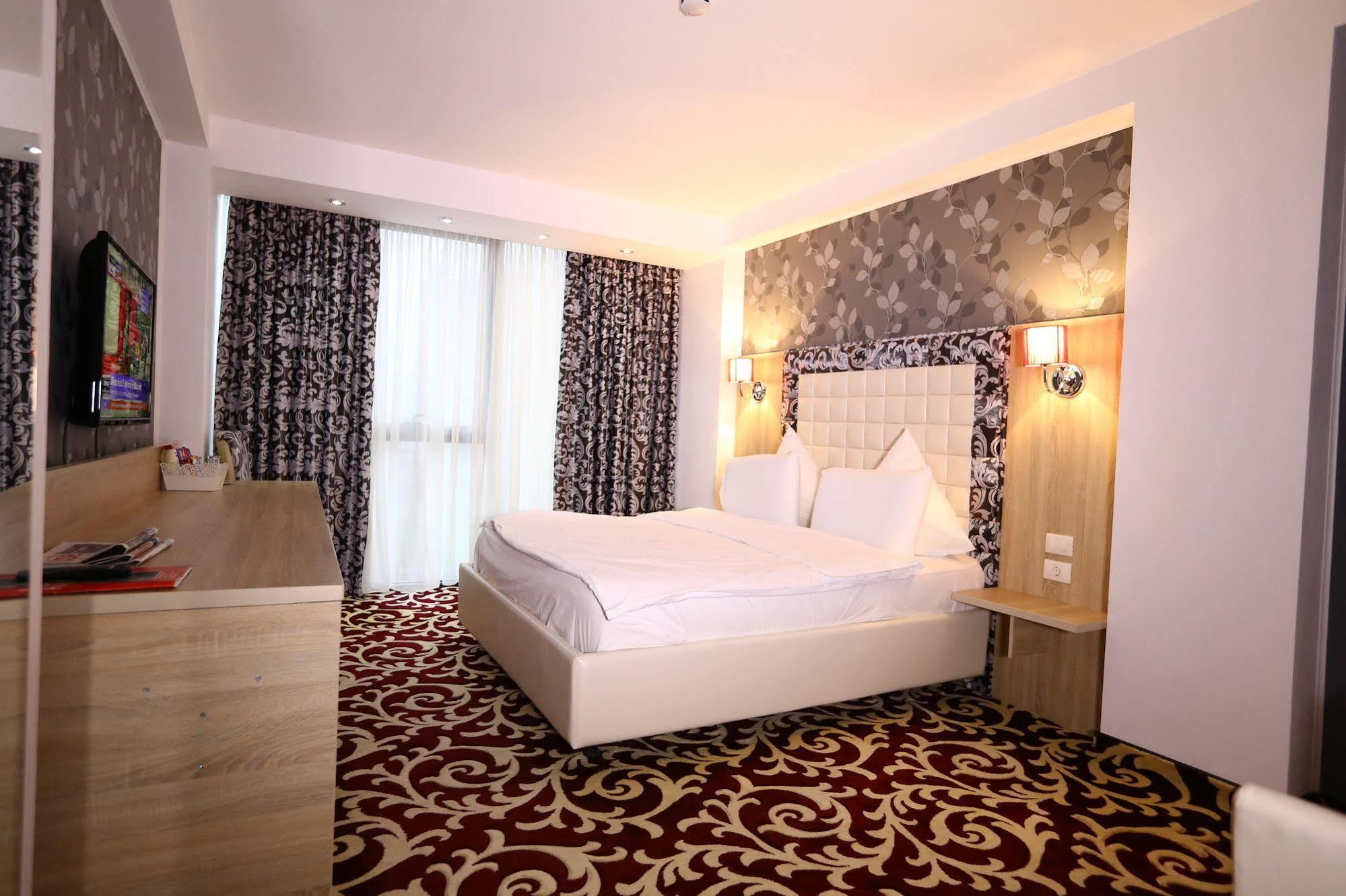 Hotel Articus ไกรโอวา ภายนอก รูปภาพ