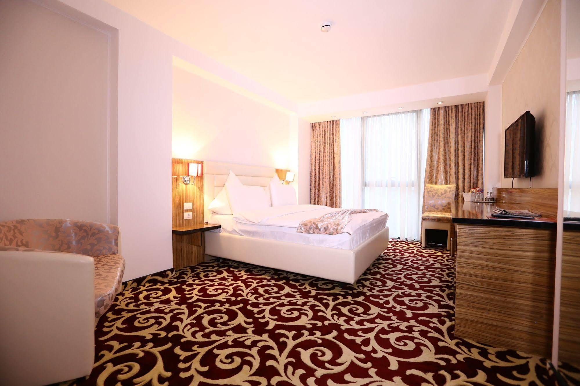 Hotel Articus ไกรโอวา ภายนอก รูปภาพ